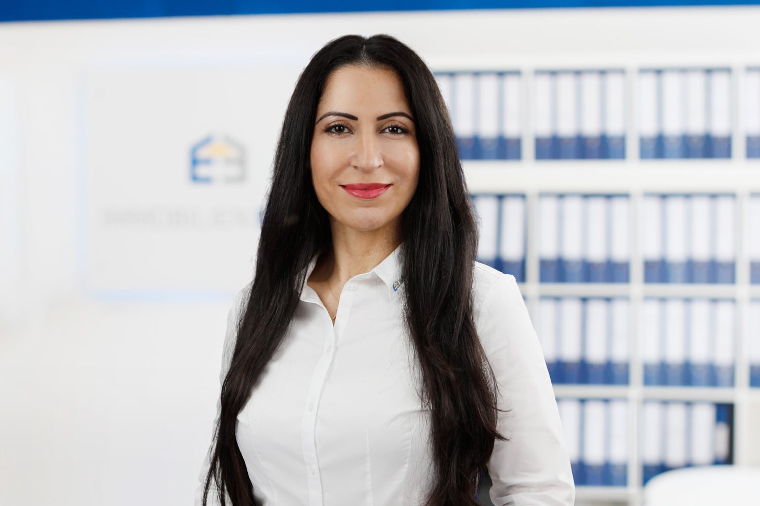 Eli Papadopoulos Immobilienmaklerin aus Köln im Immobilienbüro
