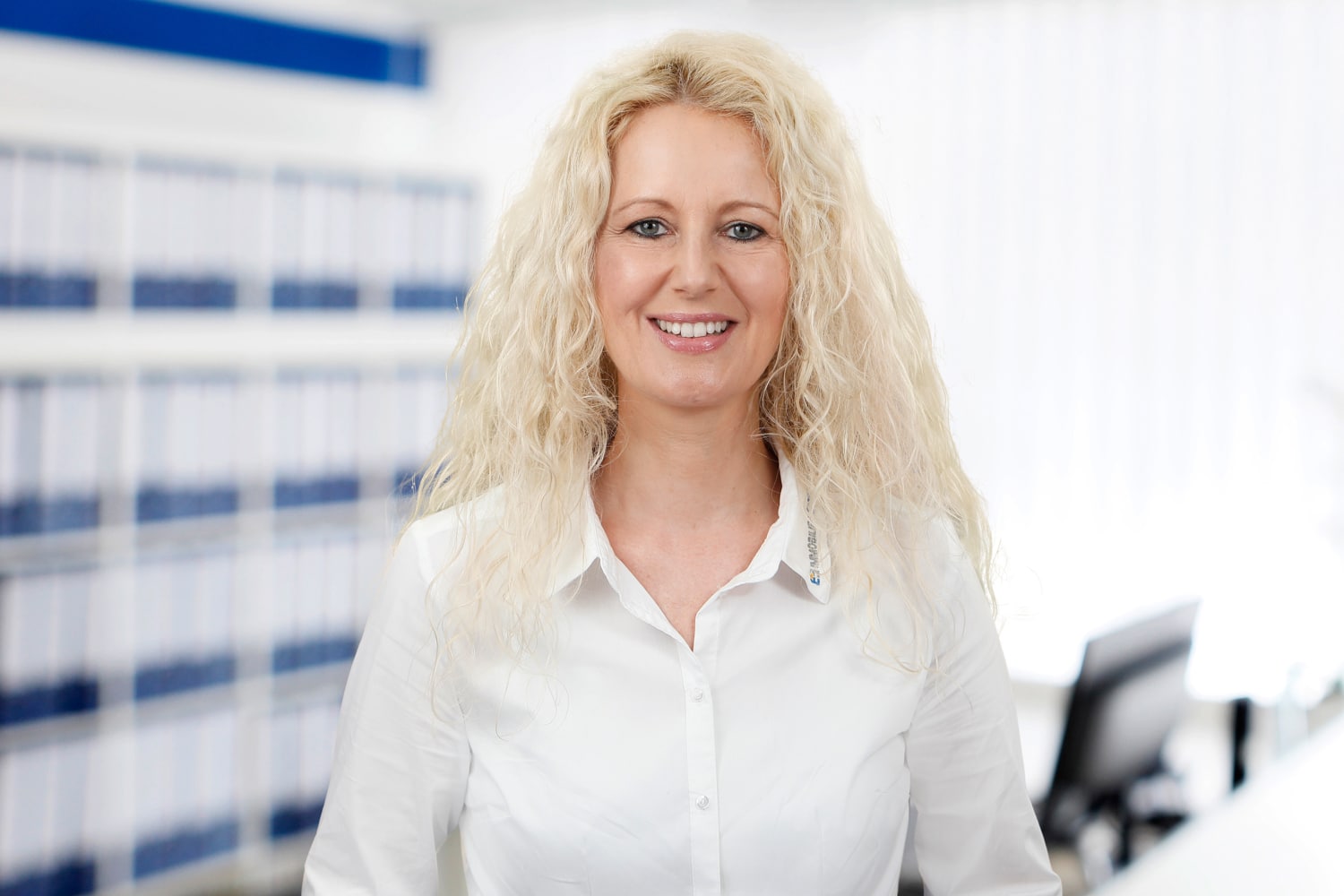 Pia Ernst Immobilienmaklerin aus Köln im Immobilienbüro