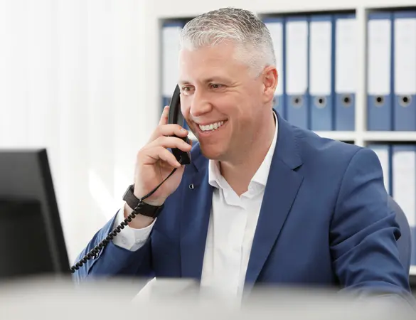 Gerhard Ernst Immobilienmakler aus Köln im Telefongespräch mit Eigentümerin